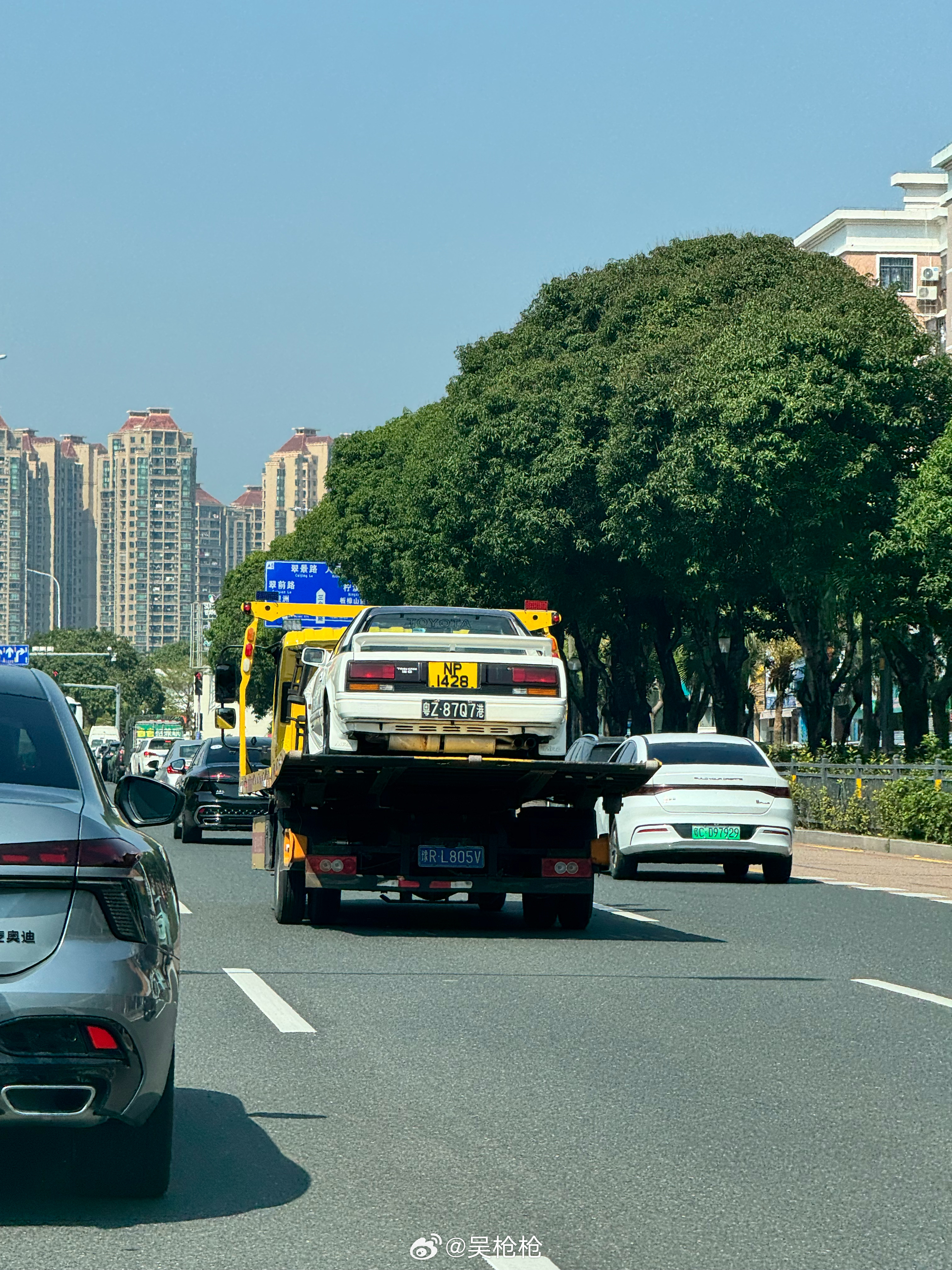 聪明的兄弟们这是啥车呀 看着好帅呀 珠海