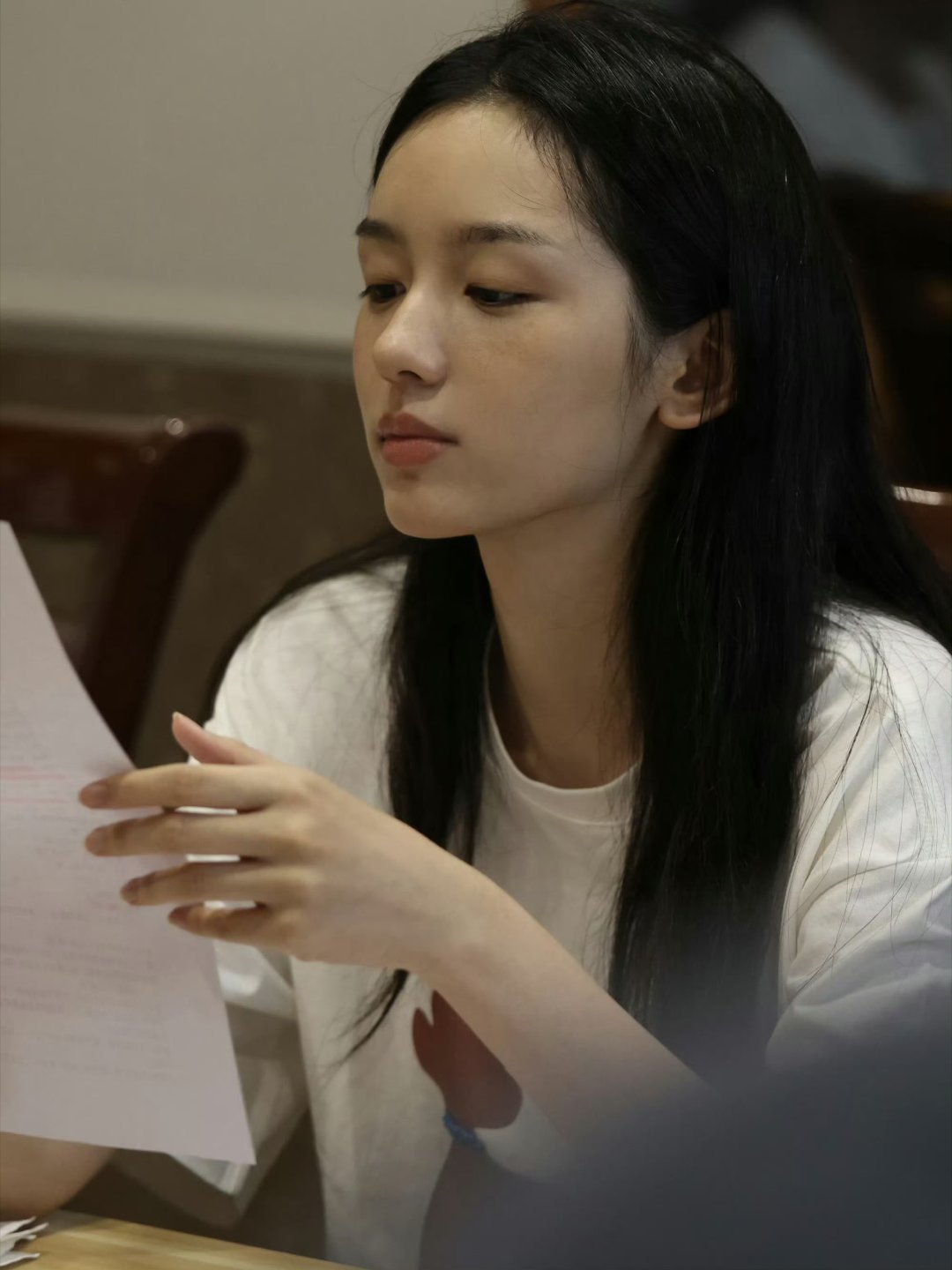 周也整张脸最先注意到的是高挺的鼻子 ​好优越 ​​​