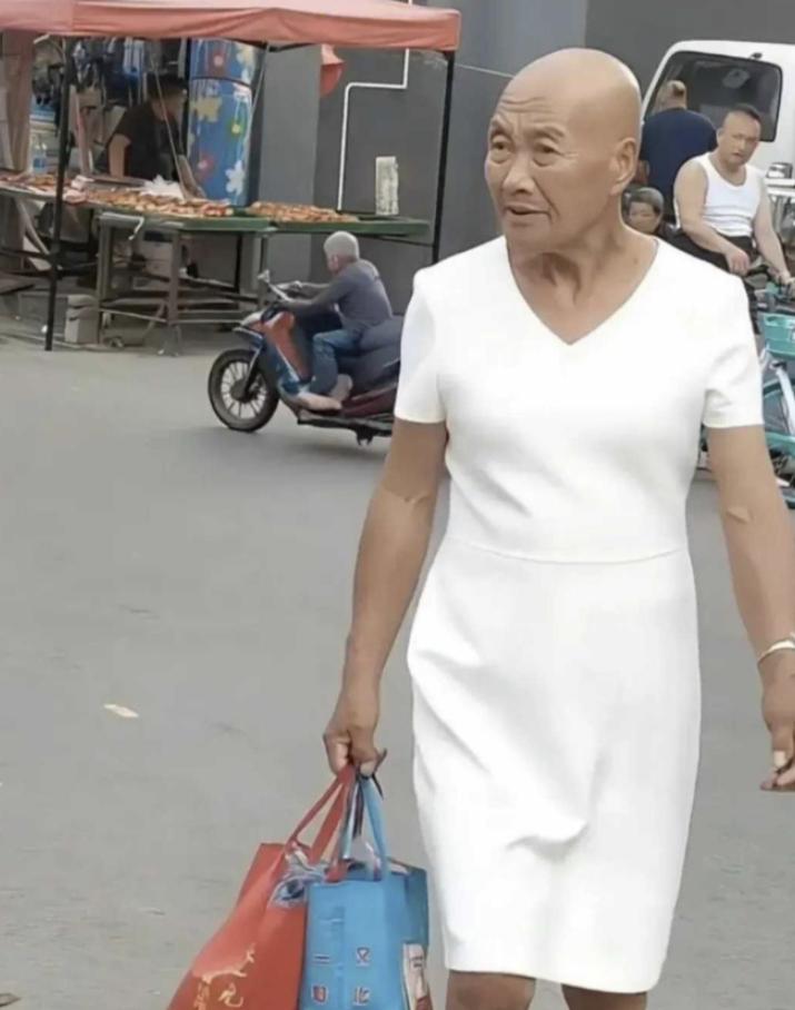“离大谱！” 山东淄博，72 岁大爷对 “80 后” 男子积怨已久，提前备好女士