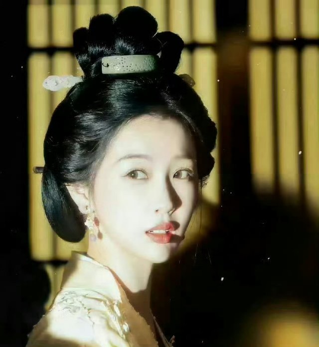 虞书欣这个人真是越来越神奇她一番的剧《神仙肉》，二番男主换了一个又一个，让人抢破