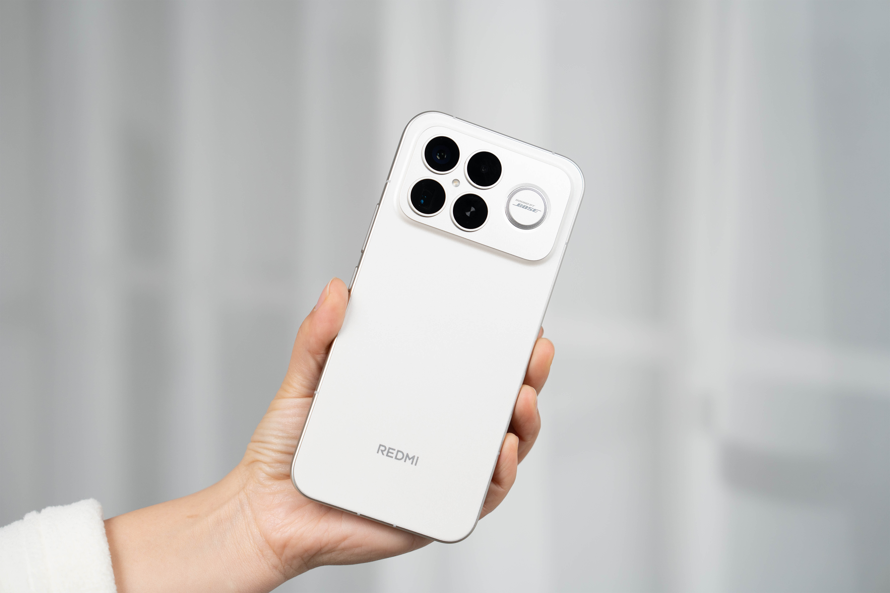 REDMI K90 Pro Max这手机，不仅外观很酷，用起来也很香。这个低音炮