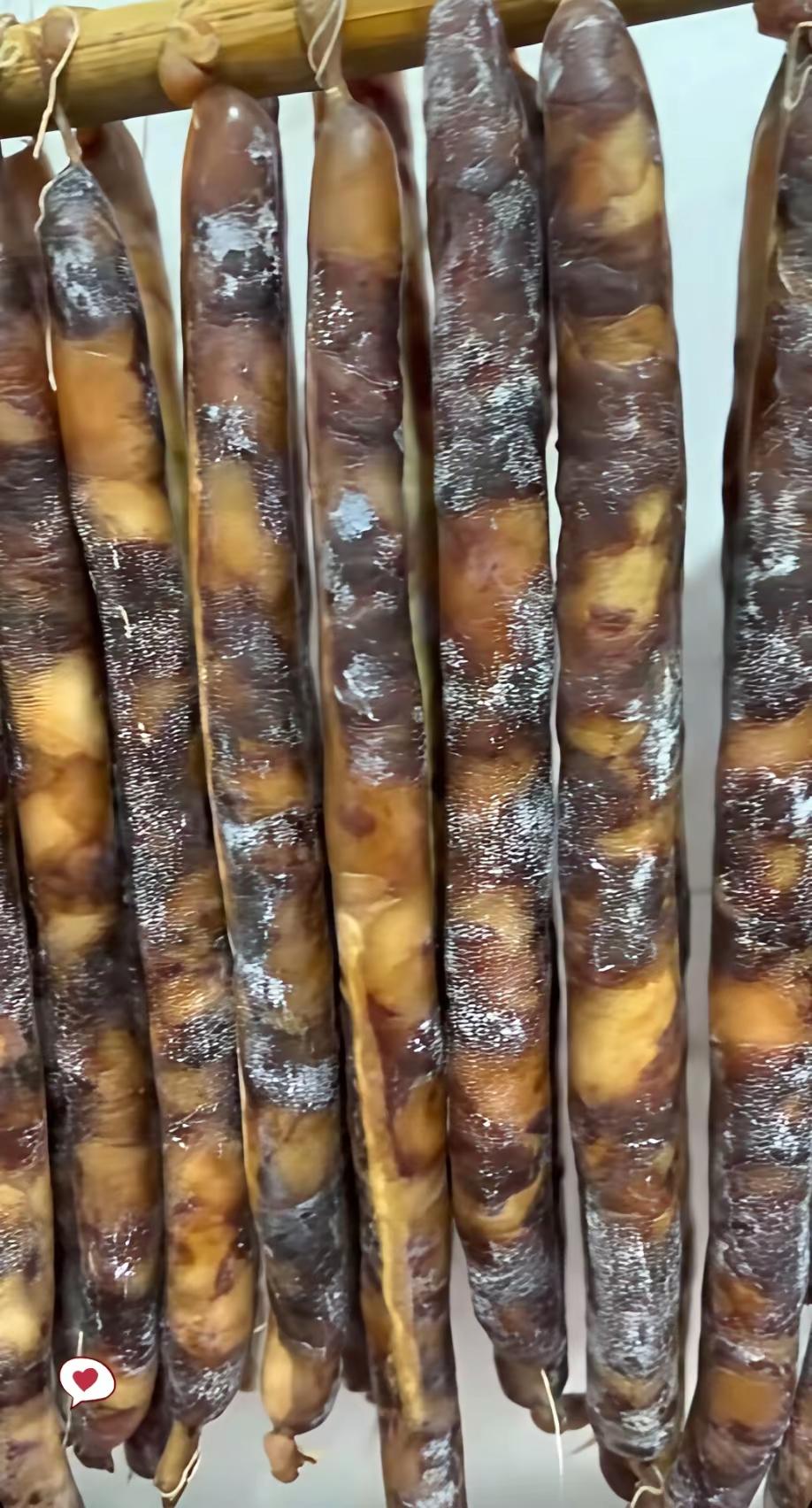 本人第一次学做腊肠，属实是搞不懂了！为啥跟着教程一步步来做的腊肠，怎么没几天就长