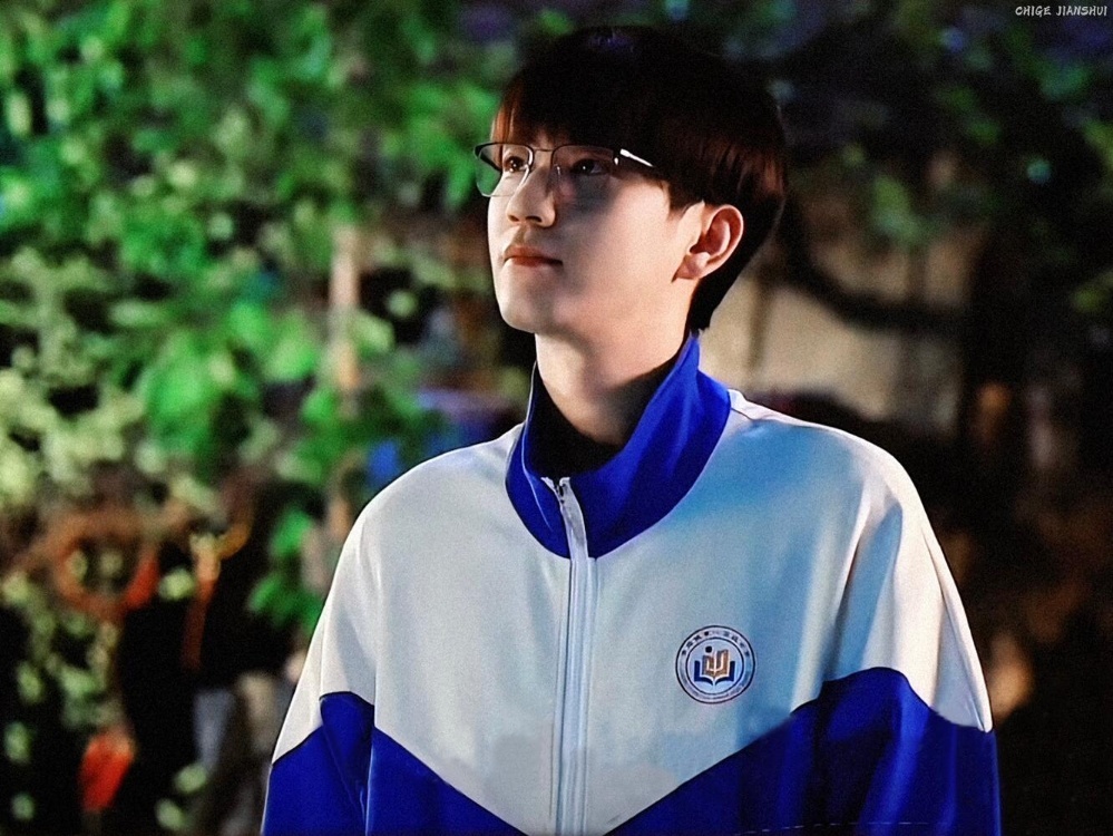 王子奇你的童年我的童年好像都一样 王子奇的表演状态松弛自然，没有刻意卖惨，不动声