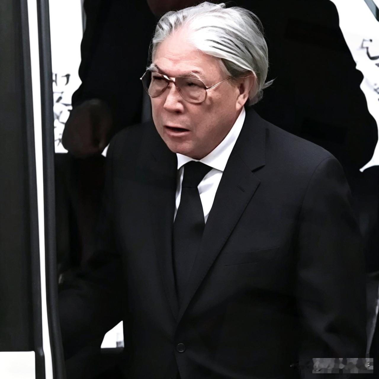 霍震霆三鞠躬
全程沉默！真正的
顶级交情，从不在朋友圈张扬！
 
董建华公祭仪式