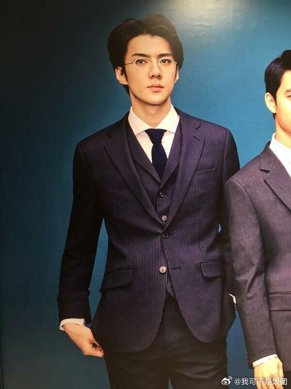 谁敢信这穿的竟然是SPAO？spao 能签到勋儿就偷着乐吧！一个韩国以纯被吴世勋