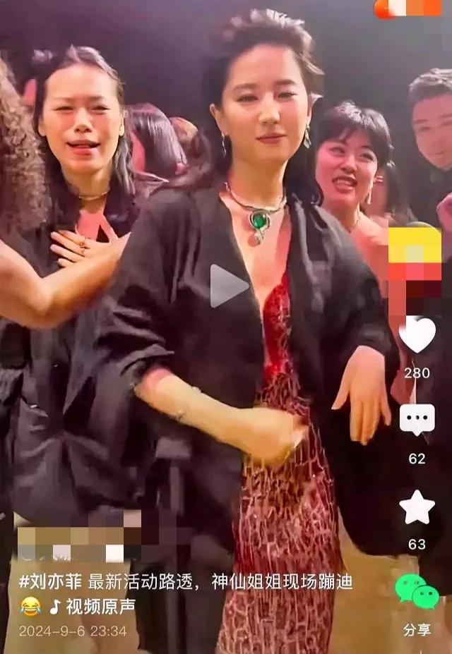 后面这位
请收回你的表情
你已经严重抢了刘亦菲的风头了
当好你的配角
不要加戏