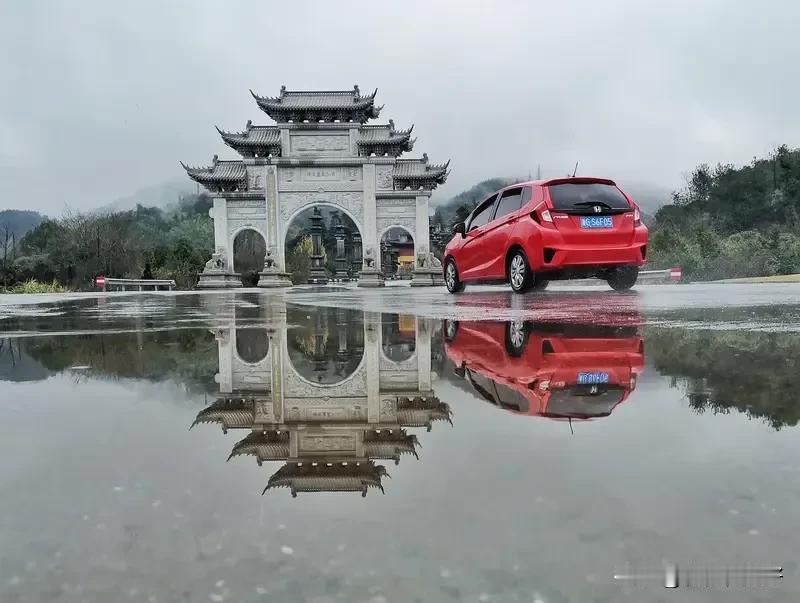 《七律   偶悟处世之道》
处世为人道万千，刚柔适度自安然。
谦虚过限心犹厌，骄