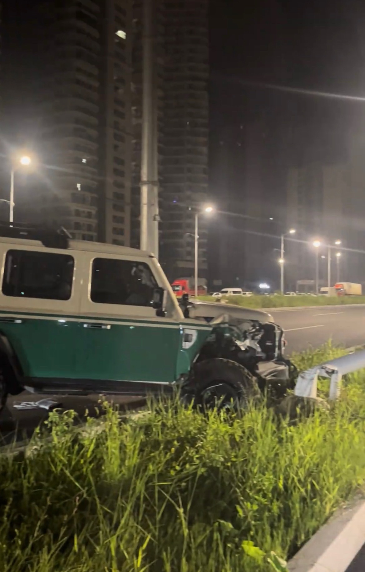 【玉林玉东越野车撞断路灯杆致车头受损】7月24日凌晨，网友爆料称：玉林市玉东某校