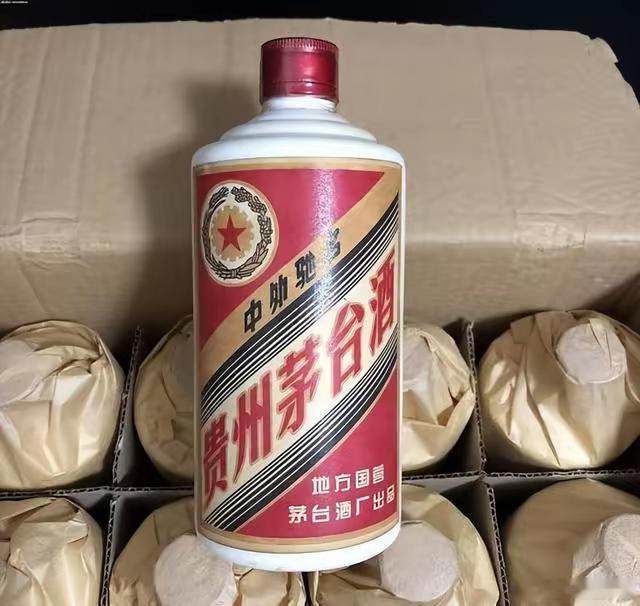 晨跑与可乐之间晨光尚浅，天色朦朦。七十五岁的老人跑完每日固定的路程，额间凝着薄汗