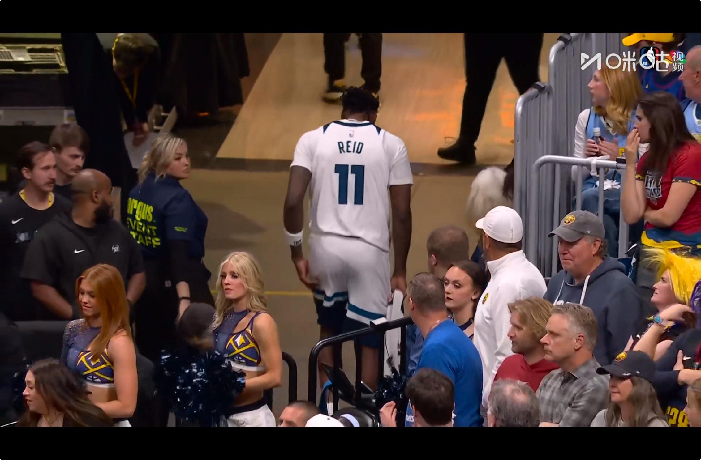 森林狼的坏运气+1: 里德被踩到脚，崴脚离场。客场落后20+，已经很难了。 