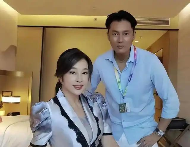 2015年，27岁的古柯从地下室搬进65岁刘晓庆的别墅。6年后，他又从别墅搬回了