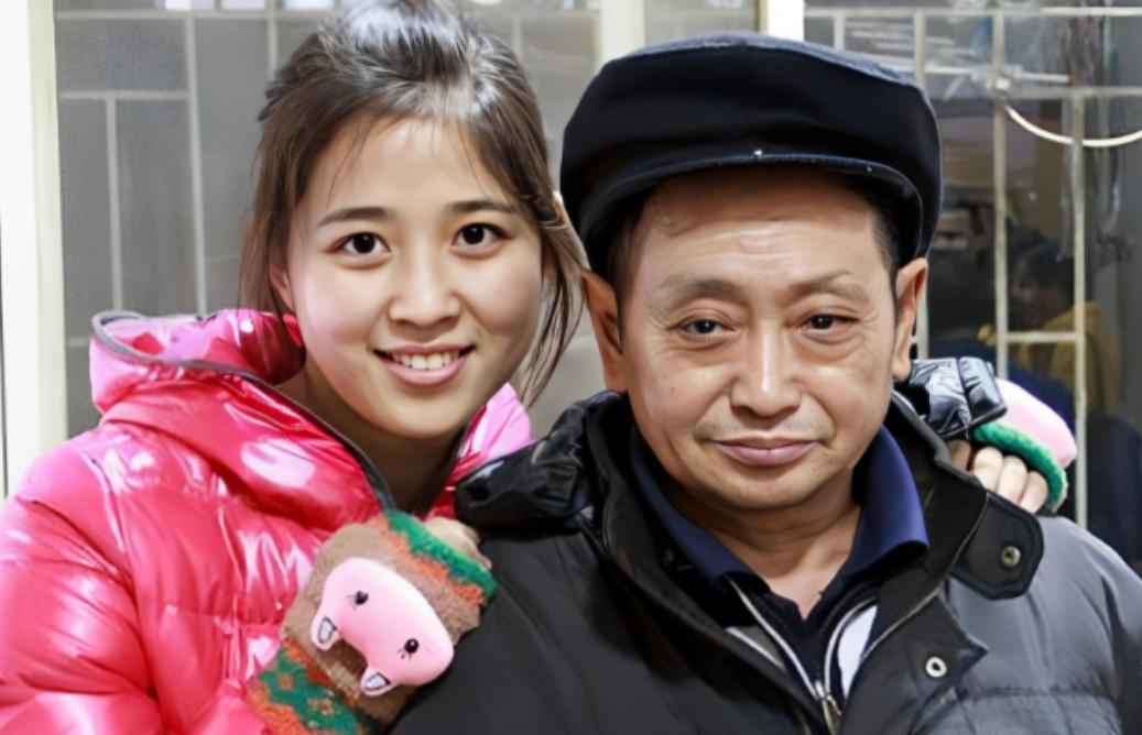 1990年，重庆36岁光棍捡到一个女婴，省吃俭用把她养大，可养女成年后，光棍父亲
