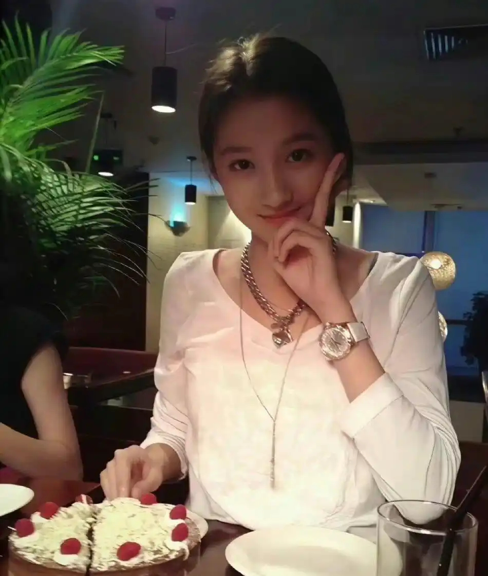 关晓彤新剧扮演白化病女孩被嘲白毛女，普通人的痛30年的错位人生 ​​​
