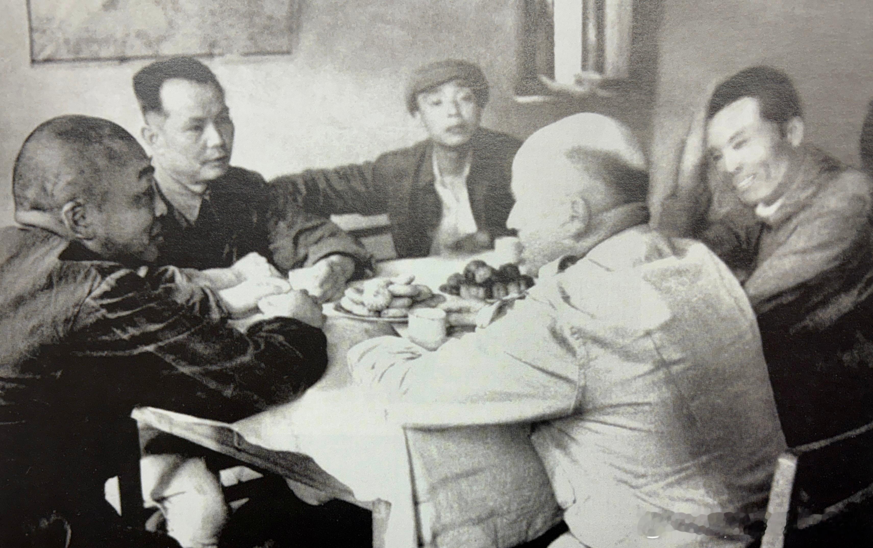 1944年9月八路军副总司令员彭德怀、参谋长叶剑英和军委办公厅主任杨尚昆在延安向