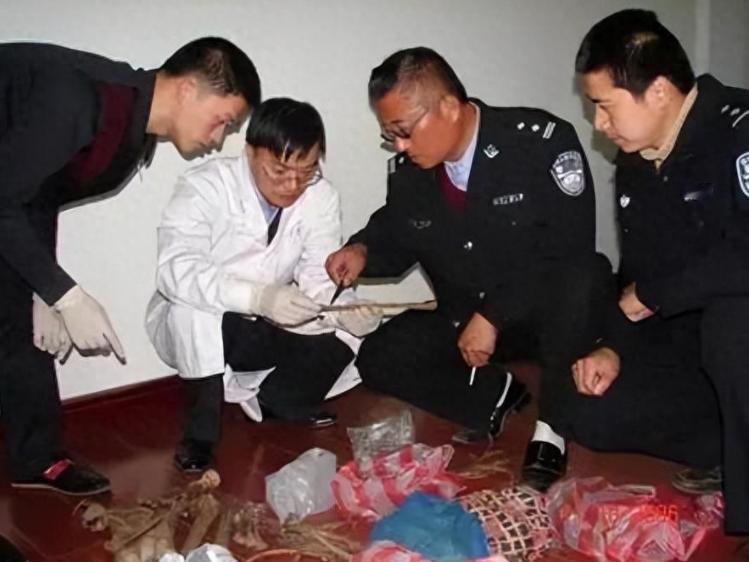 2006年，女校长在打扫家里的时候发现一具白骨，这才知与死人一同住了10年，死者