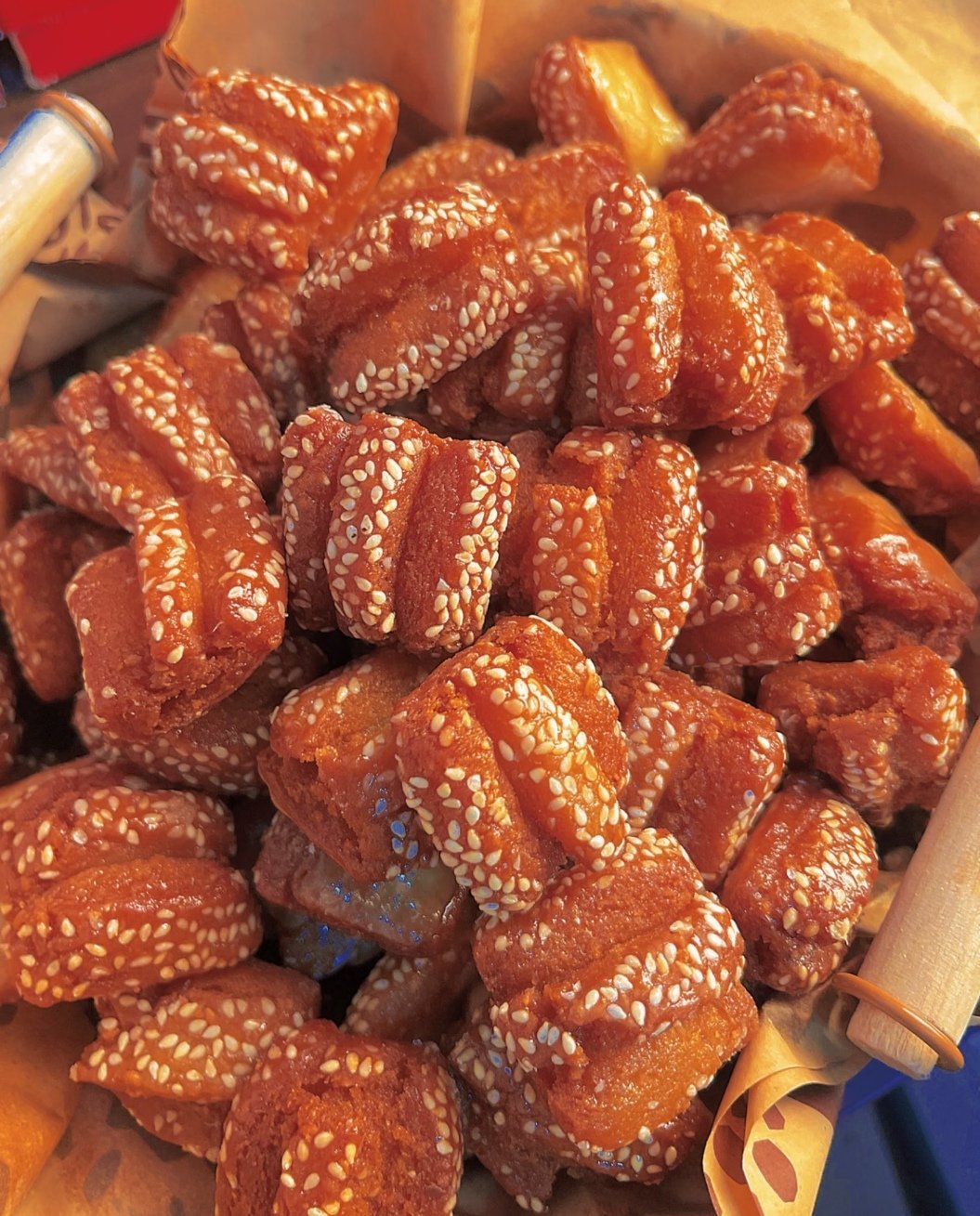 谷爱凌最喜欢的礼物是蜜三刀在2026年米兰冬奥会火炬传递现场，粉丝特意准备了北京