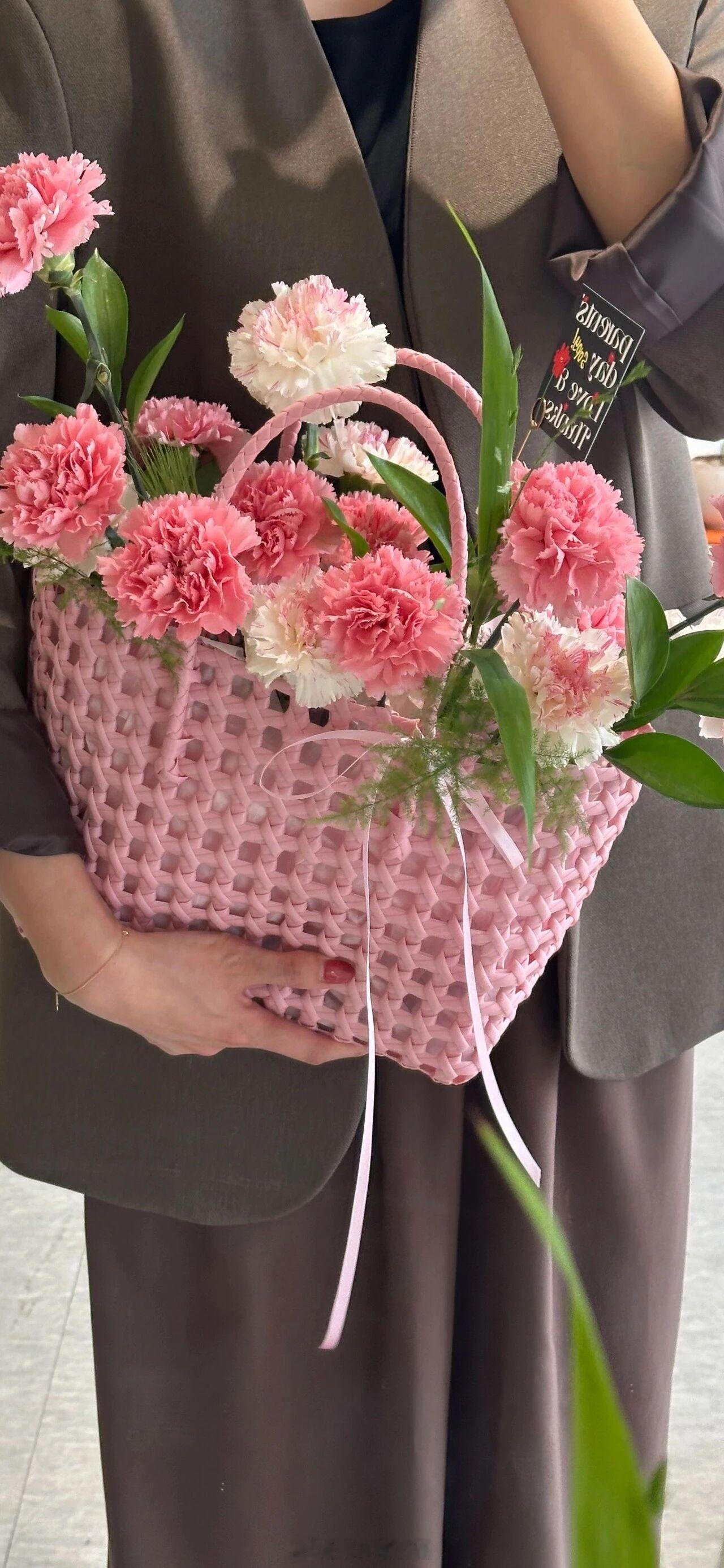 每次看见他，耳边就好像是上帝在说话，说：“看，这辈子就非他不可了，这是你的命运。