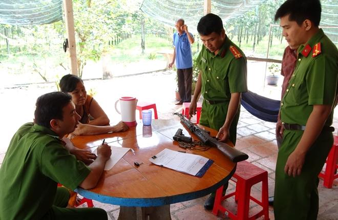 越南西宁省警察局收到了一个妇女上交的两支枪。m1911a1手枪 sks步枪

属