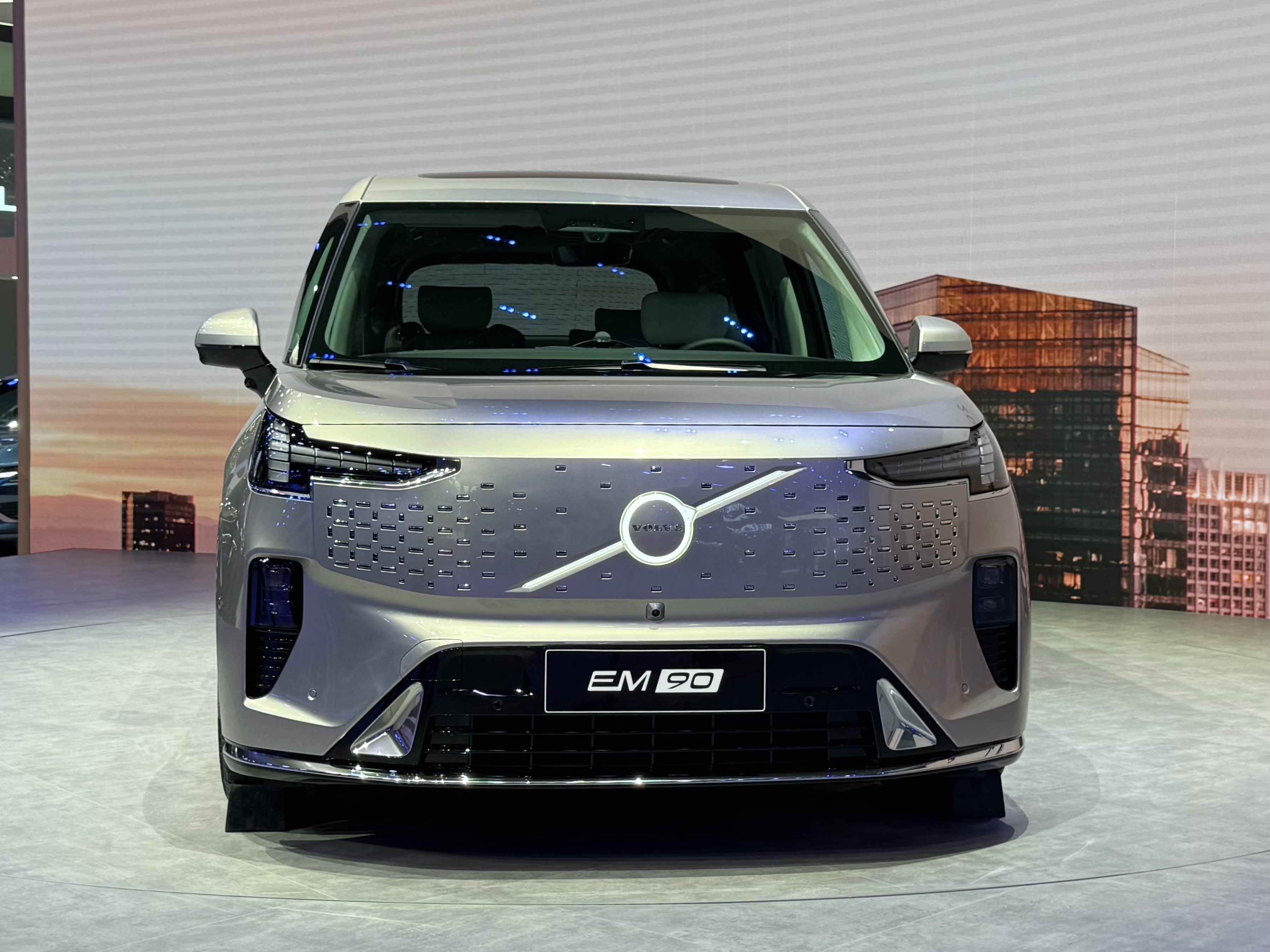 2027款沃尔沃EM90这次车展也公布了，叠加补贴后限时置换感恩价为59.8万元