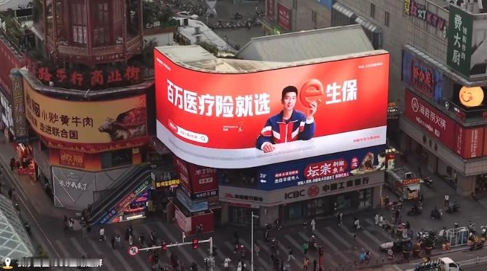 平安就这样，也不说话，但就是到处给马龙铺大屏。 