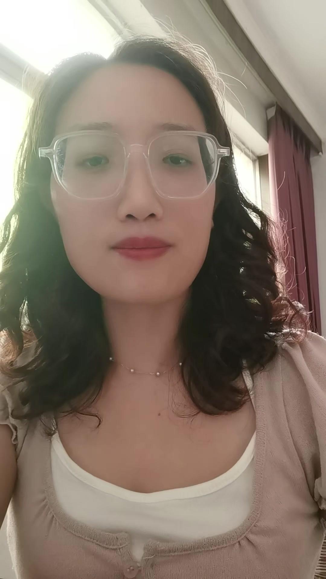 最近看到翁帆带着妈妈姐姐重游新疆，她看起来状态很好，笑容明媚。这已经是她第三次来