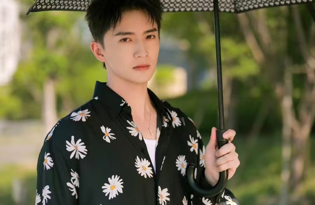 杨仕泽帅是对观众的一种负责任 户外刺眼要戴墨镜，杨仕泽却说帅是对观众负责。这觉悟