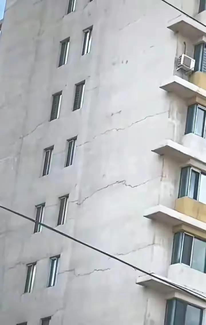 哈尔滨承重墙事件太揪心了，一对小夫妻搬回去住了，他们不想租房还贷，宁愿冒险也不想