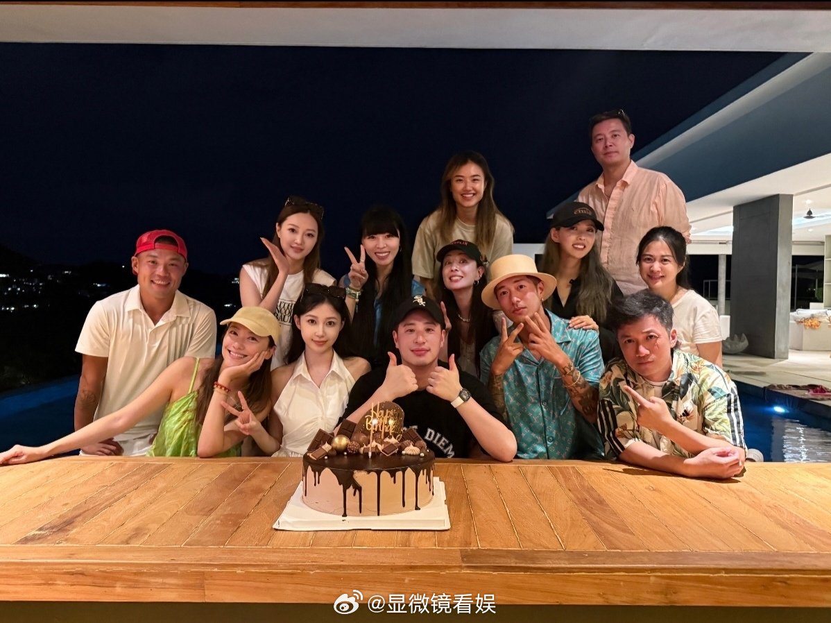 宣云晒潘玮柏生日合照 8月6日深夜，潘玮柏妻子宣云晒出为潘玮柏庆生的合照，5岁女
