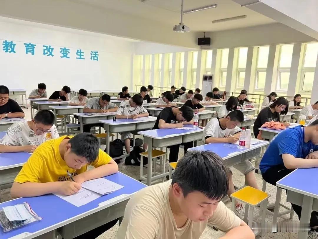 新中国高考规模变迁：从精英选拔到大众教育

1.考生规模与录取率的历史对比

数