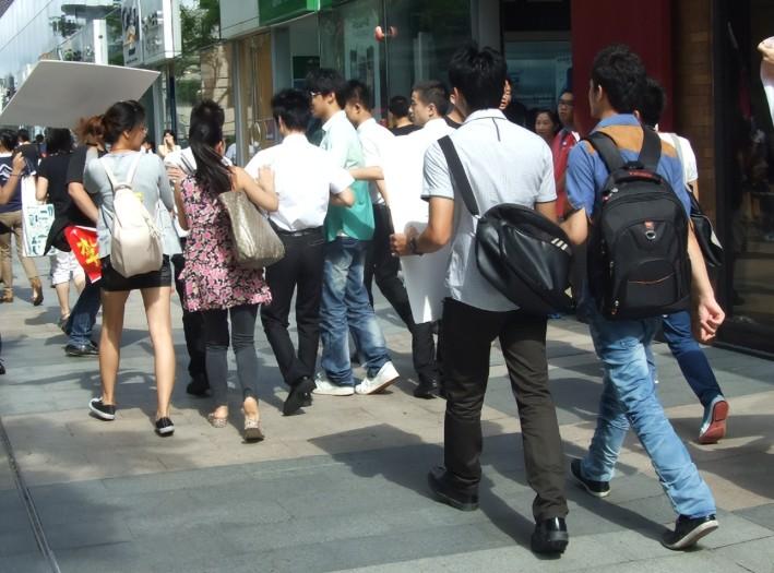 很多中国男人已经养不起家了！
 
现在男人一人靠打工养家，确实养不起，只有夫妻共