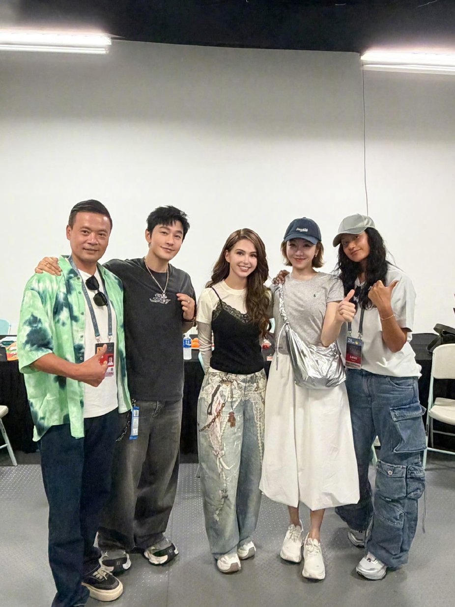 去看周杰伦演唱会的明星这场演唱会直接变成中餐厅，线下大团建，好多熟人齐聚现场氛围