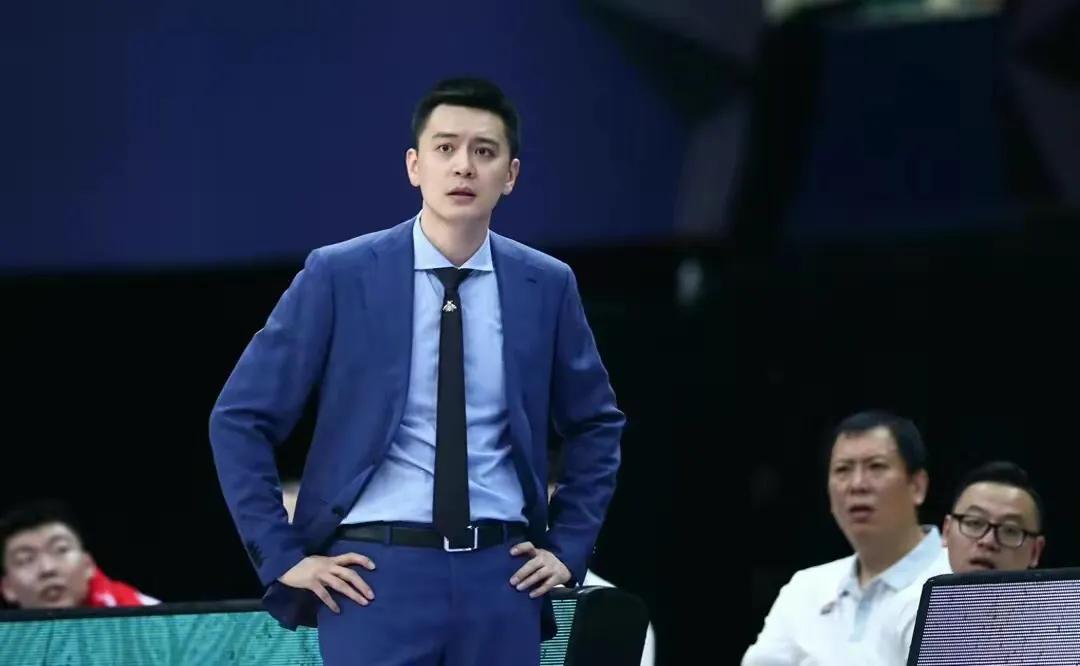 10日，辽宁益胜篮球俱乐部发布公告，聘任前辽宁男篮主教练杨鸣担任俱乐部总裁兼总教