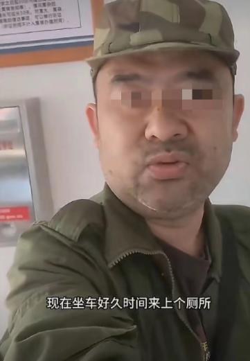 拄拐老兵借厕所遭保安粗暴拒绝：对方还抢手机。
 
4月17日，湖南长沙。退役老兵