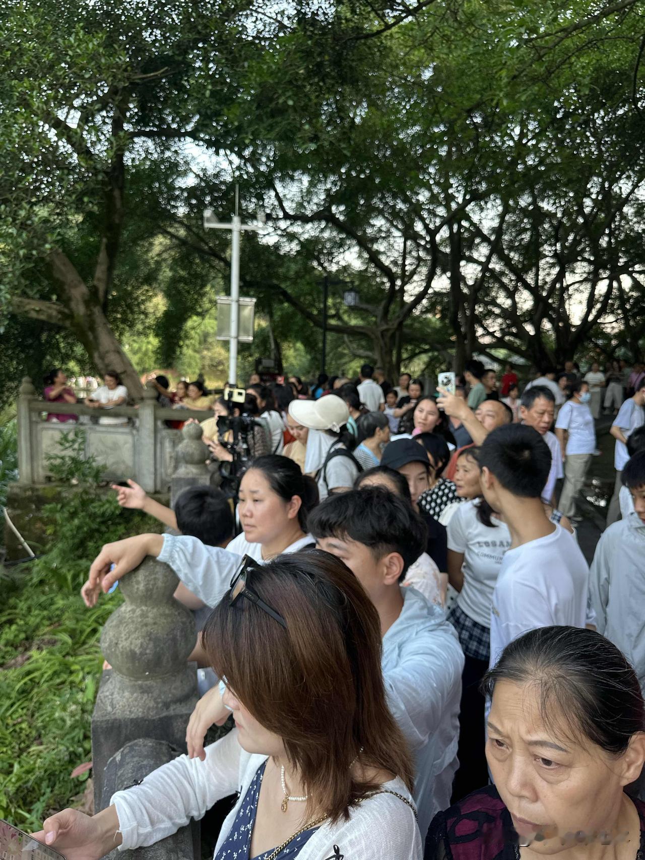 重庆华岩寺打铁水，倒计时60分钟！6月19日下午7点15分，大量人群一波接一波涌