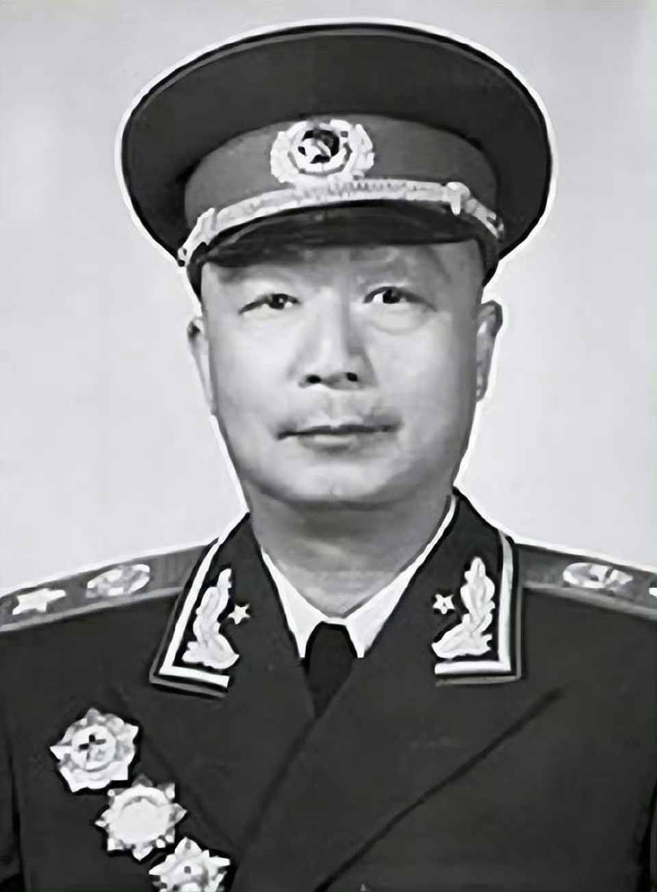 今天，聂荣臻元帅逝世34周年，缅怀，致敬！抗日战争中，他指挥平型关大捷；解放战争