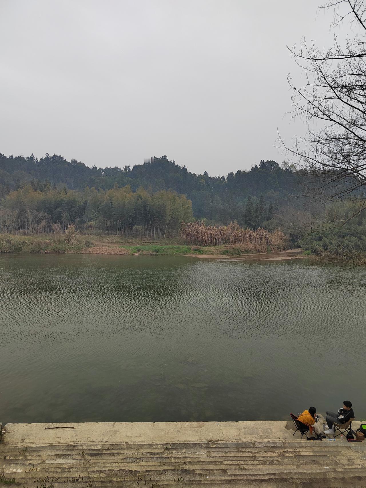 南潦河中游码头，有人在河边品茶

从县城上溯至济美石坊段南潦河中游，水面只剩五六