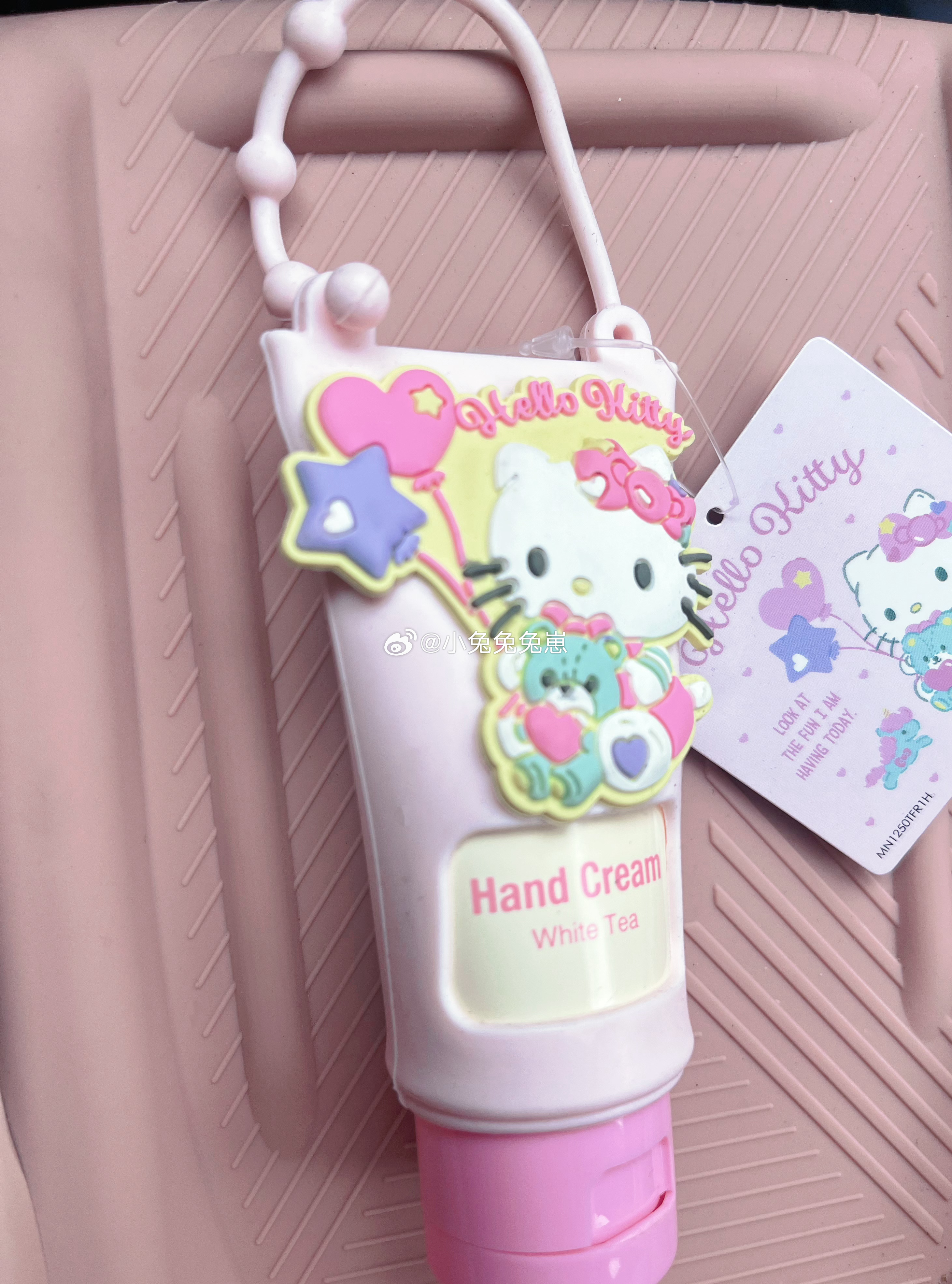 迟到的礼物帖我宝买的HelloKitty护手霜！呜呜呜我的错一直没发，我宝说一看