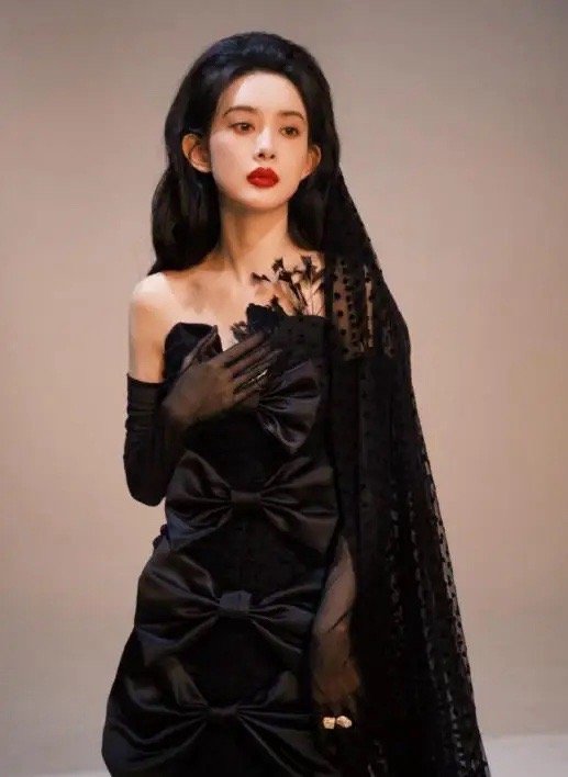 #孟子义首穿高定#谁能想到，孟子义穿高定真的好美，完美能驾驭高定，这身材，肤白貌