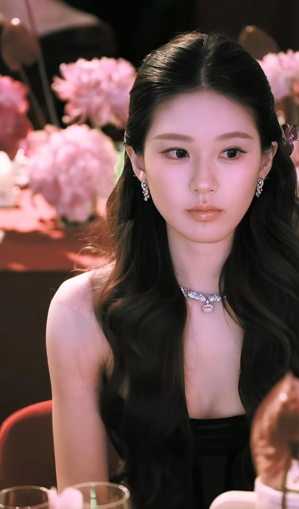 赵露思这个真是嘎嘎美，
油画少女一般，
完全就是中世纪油画里的公主！

和早期长