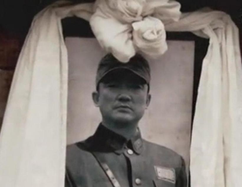 1942年5月26日凌晨，缅甸茅邦寨外雨声夹着枪响。野战医疗所里，腹部中弹的戴安