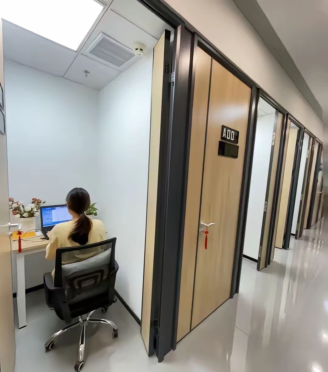 优点是有独立的空间，一个人想干嘛干嘛，缺点是空间狭小拥挤，感觉像是在笼子里一样。