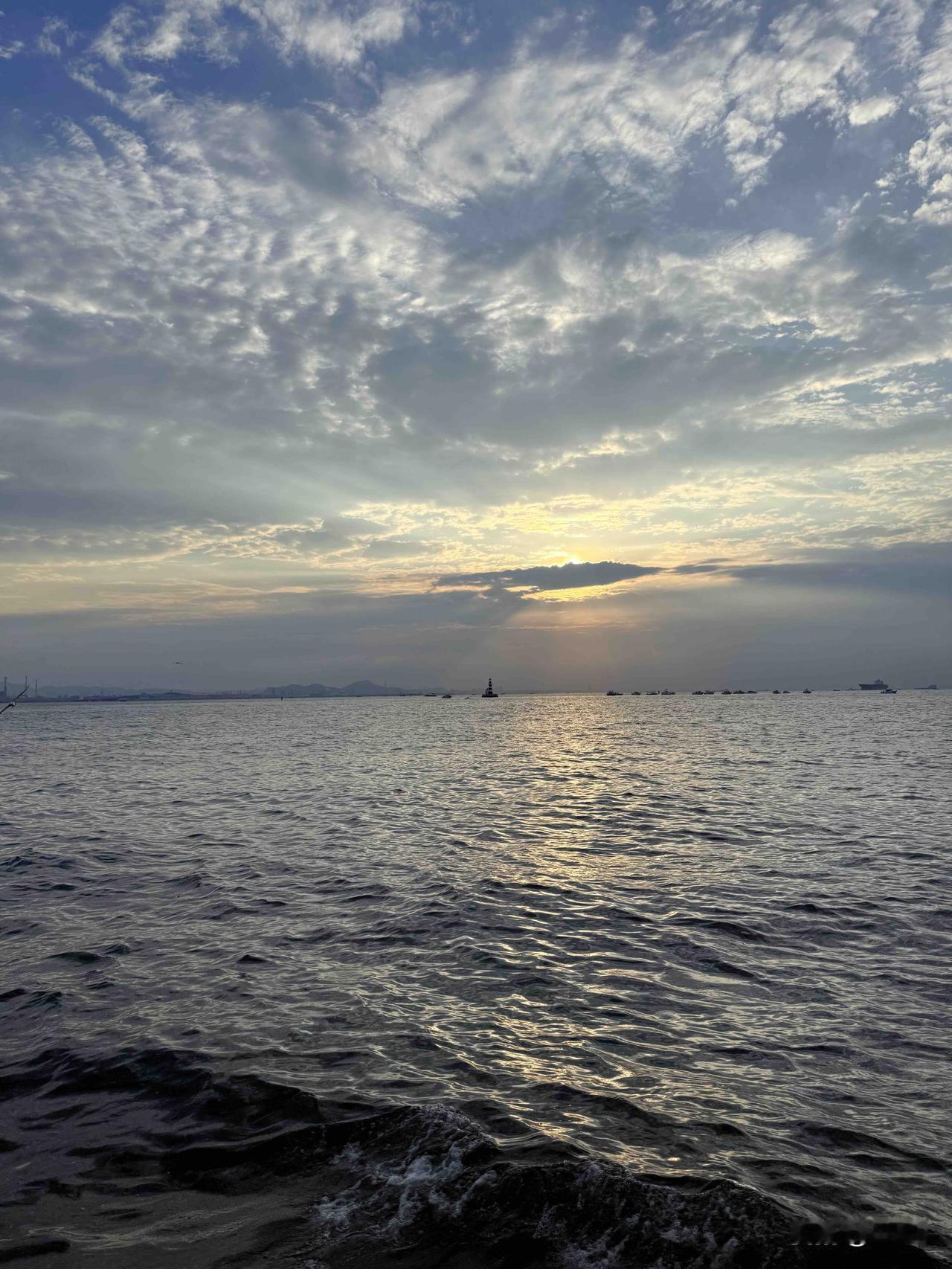 在婚姻里，到底是相爱重要还是合适更重要？

我们邻家的一个大哥和他妻子就是相亲认