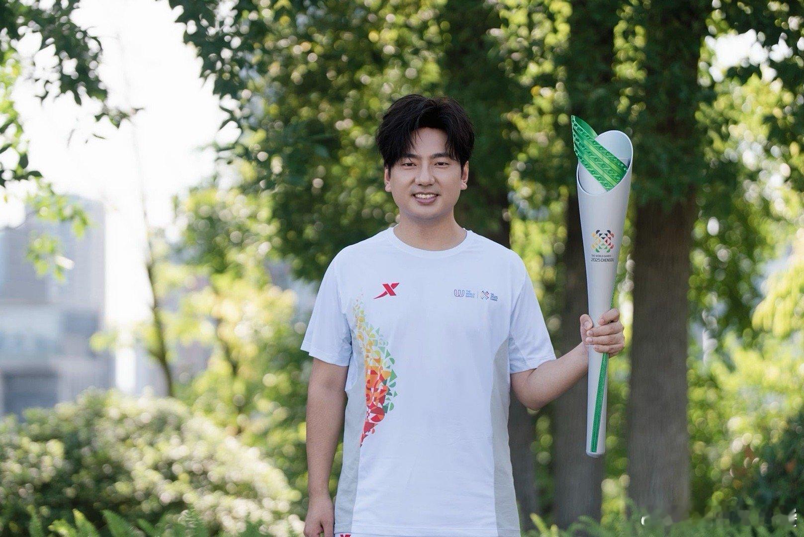 海来阿木当世运会火炬手很自豪海来阿木担任成都世运会火炬手 海来阿木，民族流行音乐