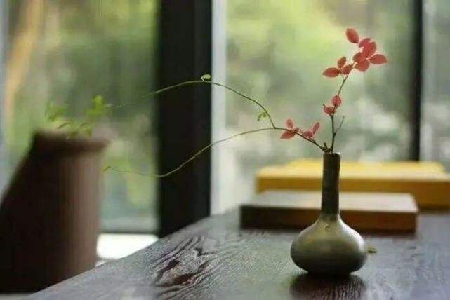 但我一直很想偷一片星光回家，因为我实在是太怕黑了。农村的夜总是格外地黑，屋里黑得