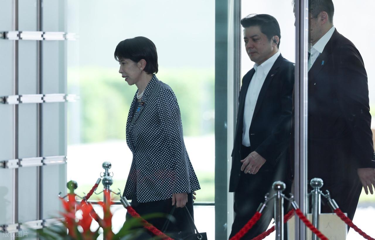 日本这回，是真不打算装了。

8 月 4 日上午，防卫大臣小泉进次郎在内阁会议上