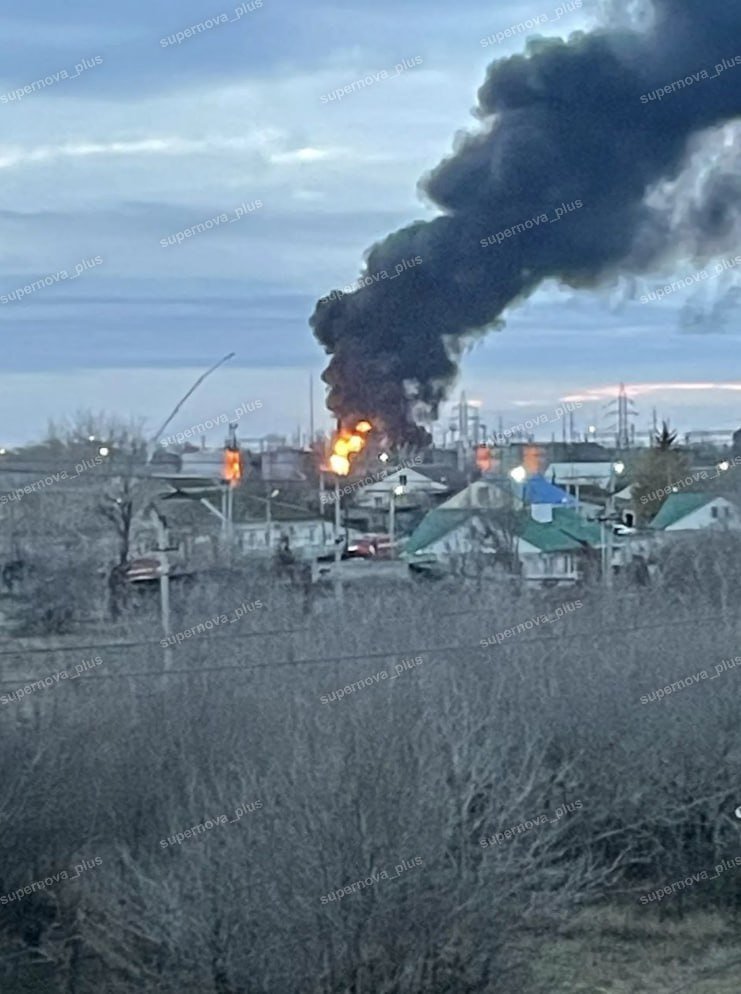 乌克兰UA  照片显示，俄罗斯伏尔加格勒地区的朱托夫斯卡娅油库发生火灾。俄乌局势