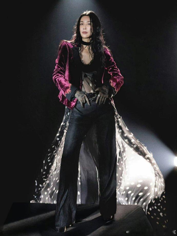 华晨宇就这样看那英热闹声鸣远扬花花就这样看着那姐热闹，嘴角不自觉上扬的样子太戳人