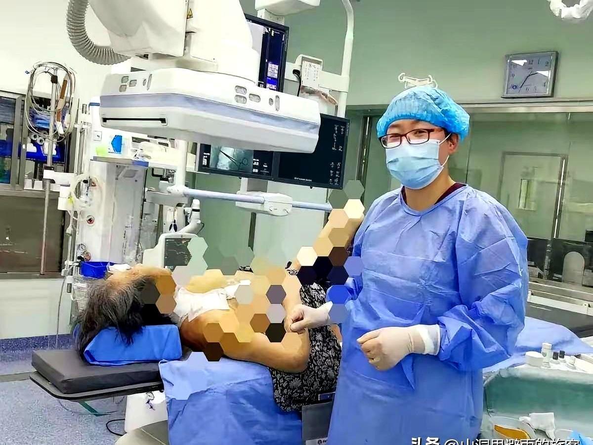 前阵子同居后的一天清晨，李先生在晨光里忽然看见，女友小腹有一条自肚脐向下的深色细