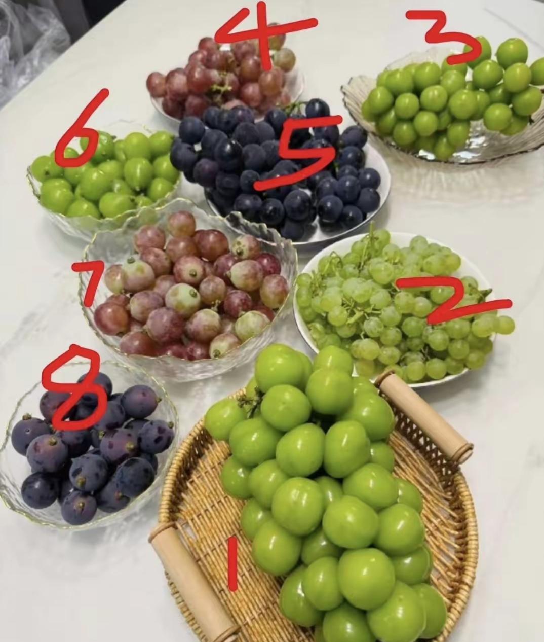 桌上摆满了各种颜色的葡萄。7号8号我认为是小时候的味道，你吃过几种？几号最好吃?