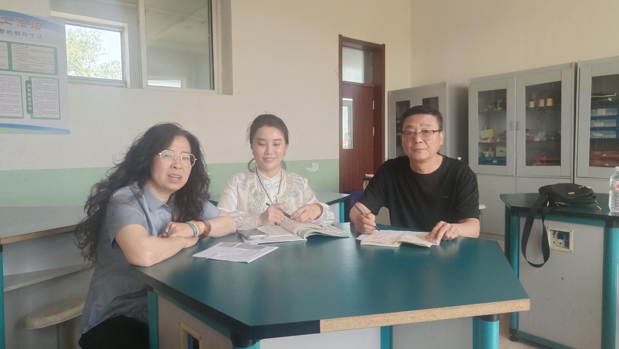今年58岁，干了这么多年教研员，我主动申请从核心岗位退下来，调到小学科。现在担子